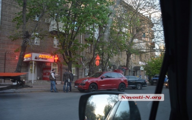 В центре Николаеве произошло ДТП при участии автомобилей Porsche Cayenne и Mazda 6 Фото № 0 В центре Николаеве произошло ДТП при участии автомобилей Porsche Cayenne и Mazda 6 Фото № 0