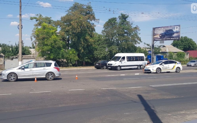 На Херсонском шоссе в Николаеве не смогли разминуться две иномарки Фото № 2 На Херсонском шоссе в Николаеве не смогли разминуться две иномарки Фото № 2