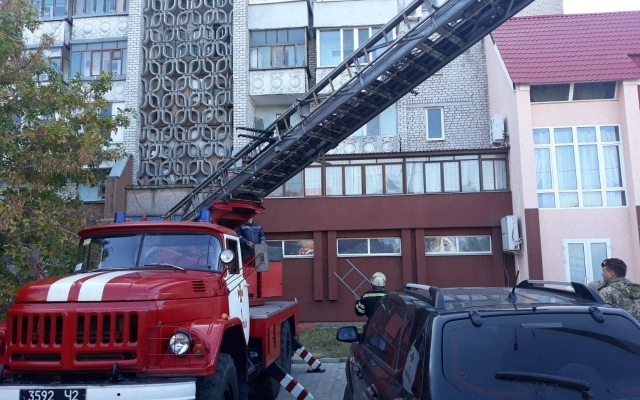 В Николаеве 6-летняя девочка вышла через окно балкона на крышу магазина, на помощь пришли спасатели Фото № 2 В Николаеве 6-летняя девочка вышла через окно балкона на крышу магазина, на помощь пришли спасатели Фото № 2