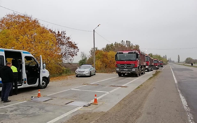 В Николаевской области девять фур пытались объехать весовой контроль на трассе Фото № 1 В Николаевской области девять фур пытались объехать весовой контроль на трассе Фото № 1