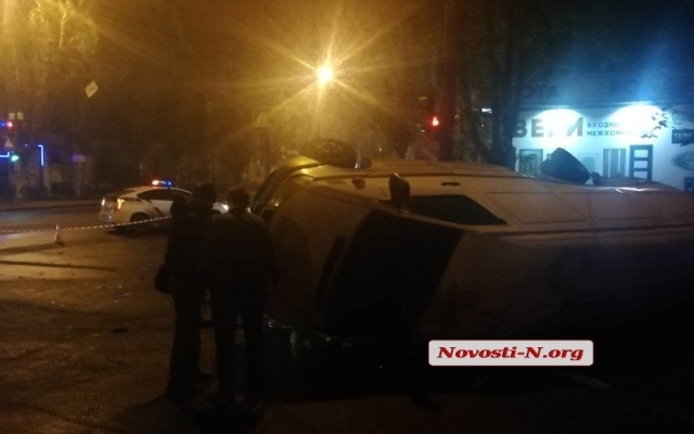 На Пушкинской столкнулись автомобиль патрульной полиции и микроавтобус, есть пострадавшие Фото № 1 На Пушкинской столкнулись автомобиль патрульной полиции и микроавтобус, есть пострадавшие Фото № 1