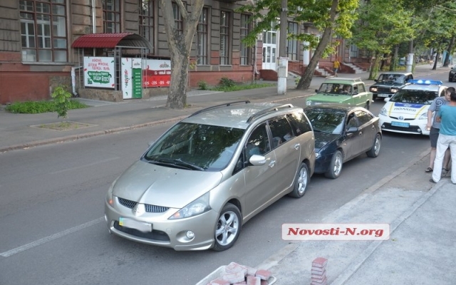 В Центре Николаеве произошло ДТП при участии автомобилей Mitsubishi Grandis и Mazda 323 Фото № 1 В Центре Николаеве произошло ДТП при участии автомобилей Mitsubishi Grandis и Mazda 323 Фото № 1