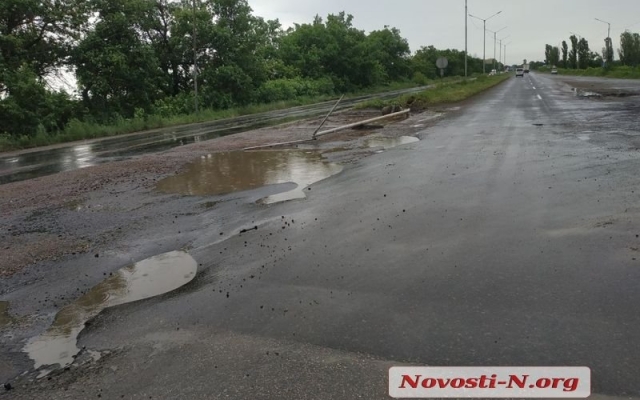 На въезде в город автомобиль врезался в столб, водитель скрылся с места дорожного инцидента Фото № 1 На въезде в город автомобиль врезался в столб, водитель скрылся с места дорожного инцидента Фото № 1