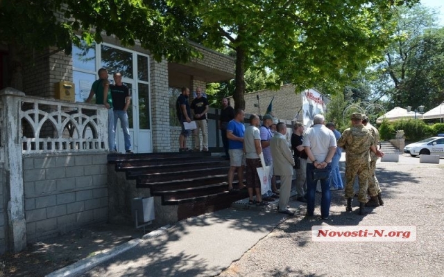 В Николаеве военнослужащие пикетируют учебный центр ВМС Украины Фото № 0 В Николаеве военнослужащие пикетируют учебный центр ВМС Украины Фото № 0