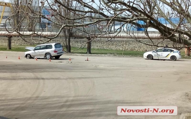 На Новозаводской на проезжей части внедорожник передним колесом попал в глубокую яму Фото № 3 На Новозаводской на проезжей части внедорожник передним колесом попал в глубокую яму Фото № 3