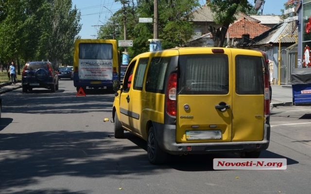 В центре Николаева ДТП: столкнулись маршрутка и Fiat Фото № 1 В центре Николаева ДТП: столкнулись маршрутка и Fiat Фото № 1