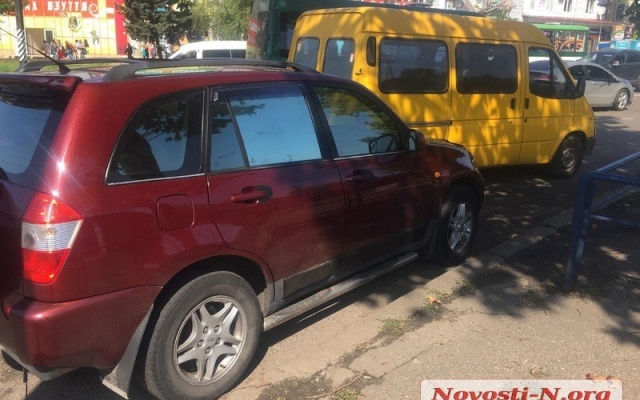 Из-за столкновения двух автомобилей в районе автовокзала образовалась пробка Фото № 4 Из-за столкновения двух автомобилей в районе автовокзала образовалась пробка Фото № 4