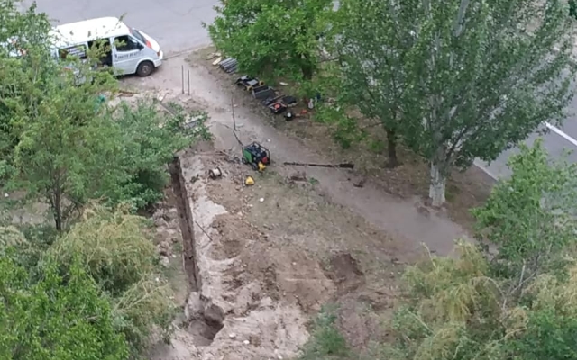 На пляже в Намыве неистребляемый МАФ «обрастает» коммуникациями Фото № 2 На пляже в Намыве неистребляемый МАФ «обрастает» коммуникациями Фото № 2