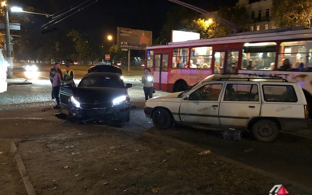 На Центральном проспекте столкнулись два автомобиля, пострадавшая от госпитализации отказалась Фото № 2 На Центральном проспекте столкнулись два автомобиля, пострадавшая от госпитализации отказалась Фото № 2
