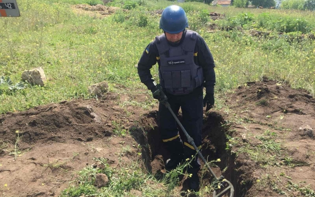 Далеко в безлюдном поле – николаевские спасатели показали, как обезвреживают опасные находки (видео) Фото № 1 Далеко в безлюдном поле – николаевские спасатели показали, как обезвреживают опасные находки (видео) Фото № 1