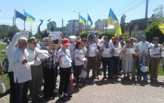 В Николаеве прошёл флешмоб в поддержку российского заключенного - украинского режиссера Олега Сенцова Фото № 1 В Николаеве прошёл флешмоб в поддержку российского заключенного - украинского режиссера Олега Сенцова Фото № 1