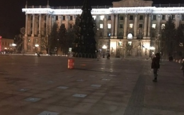 На Старый Новый год в Николаеве выключили елку перед горисполкомом Фото № 0 На Старый Новый год в Николаеве выключили елку перед горисполкомом Фото № 0