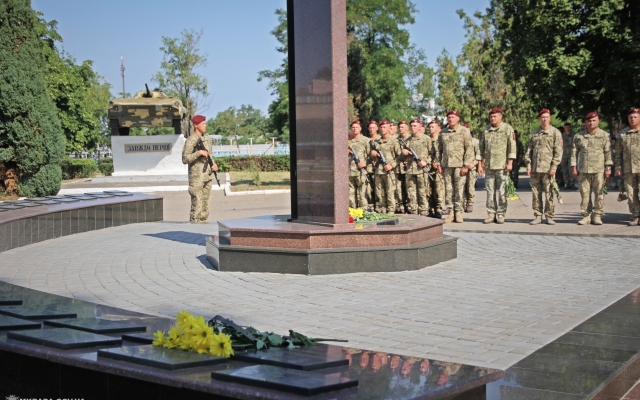 Жители Николаева почтили память павших десантников Фото № 24 Жители Николаева почтили память павших десантников Фото № 24