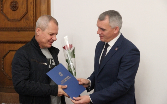 Мэр Николаева Александр Сенкевич вручил награды по случаю Дня автомобилиста и дорожника Фото № 33 Мэр Николаева Александр Сенкевич вручил награды по случаю Дня автомобилиста и дорожника Фото № 33