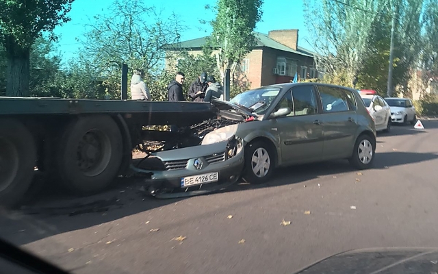 В Транспортном переулке автомобиль столкнулся с припаркованным грузовиком Фото № 0 В Транспортном переулке автомобиль столкнулся с припаркованным грузовиком Фото № 0
