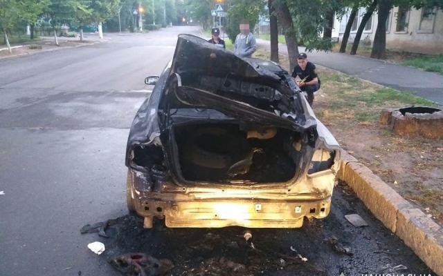 По факту ночного поджога автомобиля николаевская полиция открыла уголовное дело Фото № 0 По факту ночного поджога автомобиля николаевская полиция открыла уголовное дело Фото № 0