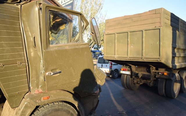 На Широкобальском мосту «КамАЗ» врезался в грузовик, пострадавшего водителя госпитализировали в больницу Фото № 3 На Широкобальском мосту «КамАЗ» врезался в грузовик, пострадавшего водителя госпитализировали в больницу Фото № 3