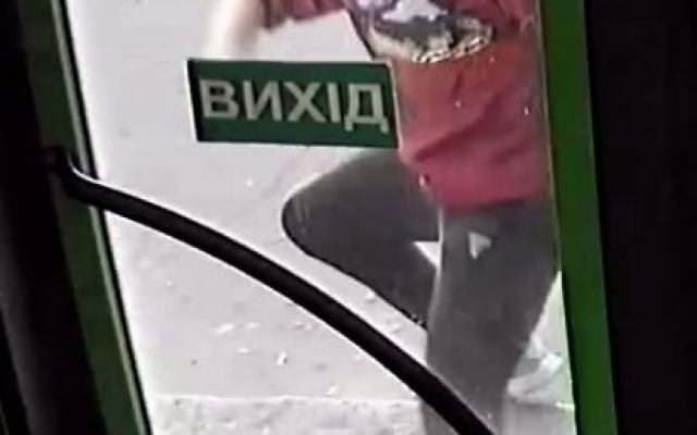 В Николаеве подросток бросил камень в новый городской автобус МАЗ» и разбил боковое стекло Фото № 1 В Николаеве подросток бросил камень в новый городской автобус МАЗ» и разбил боковое стекло Фото № 1