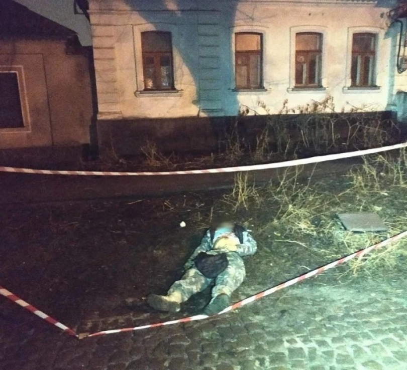 В центре Николаева прохожие обнаружили труп мужчины с ножевым ранением Фото № 2 В центре Николаева прохожие обнаружили труп мужчины с ножевым ранением Фото № 2