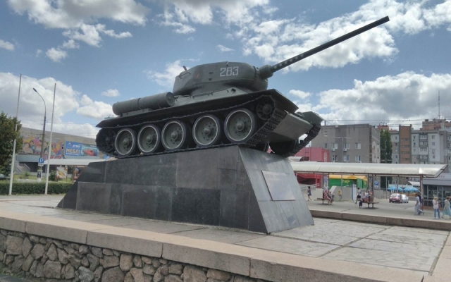 Неизвестные сорвали гвардейский знак с памятника воинам-танкистам Фото № 1 Неизвестные сорвали гвардейский знак с памятника воинам-танкистам Фото № 1