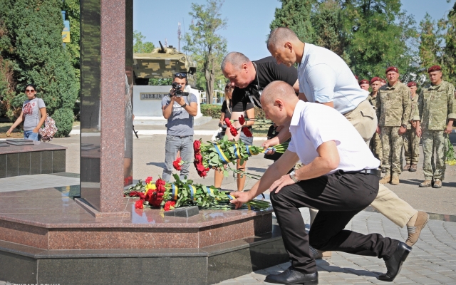 Жители Николаева почтили память павших десантников Фото № 30 Жители Николаева почтили память павших десантников Фото № 30