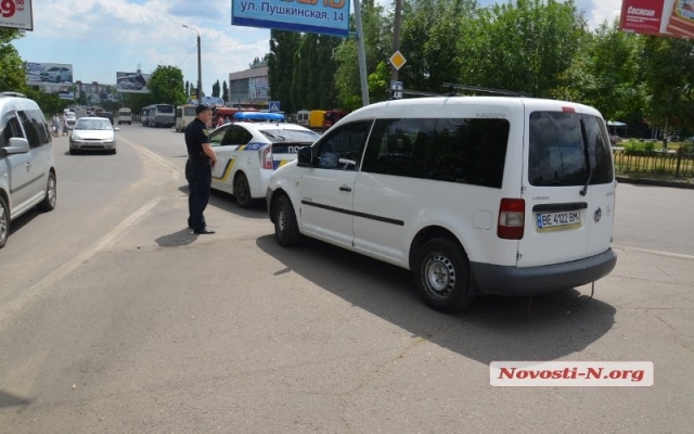 На Богоявленском проспекте водитель оставил свой автомобиль среди перекрестка Фото № 4 На Богоявленском проспекте водитель оставил свой автомобиль среди перекрестка Фото № 4