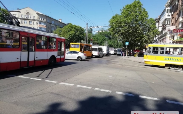 Авария на Пушкинском кольце, образовалась огромная автопробка Фото № 0 Авария на Пушкинском кольце, образовалась огромная автопробка Фото № 0