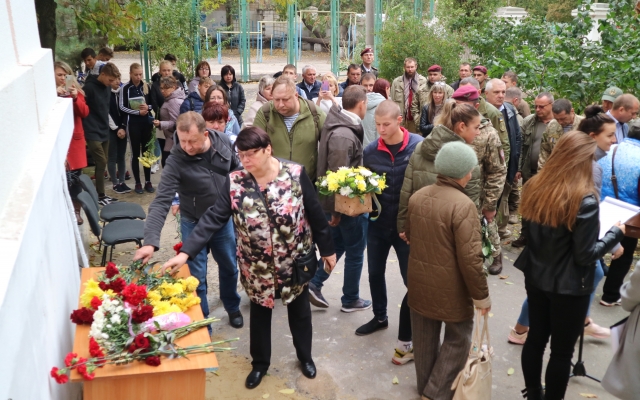 В Николаеве открыли мемориальную доску Николаю Гуцаленко, который погиб во время проведения антитеррористической операции Фото № 6 В Николаеве открыли мемориальную доску Николаю Гуцаленко, который погиб во время проведения антитеррористической операции Фото № 6