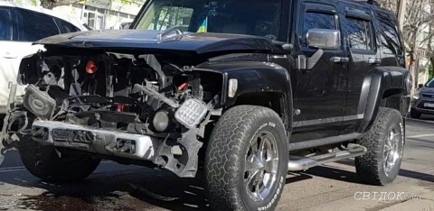 В центре Николаева образовалась пробка из-за того что Hummer врезался в «Славуту» Фото № 0 В центре Николаева образовалась пробка из-за того что Hummer врезался в «Славуту» Фото № 0