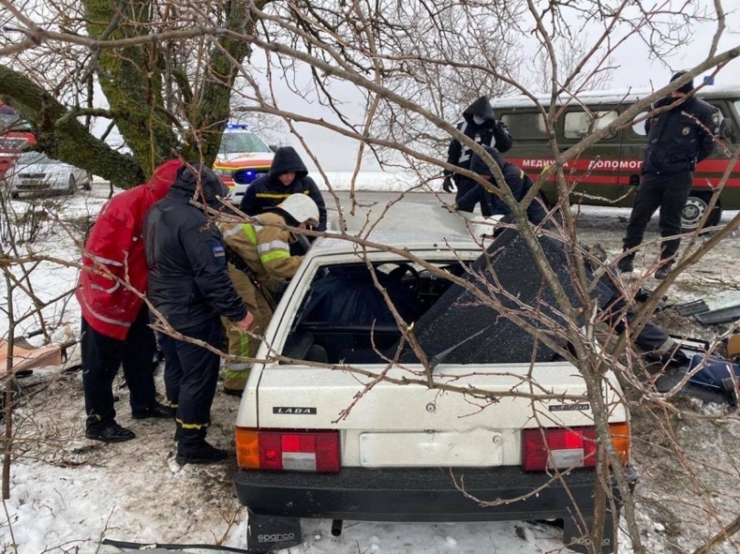 На Николаевщине автомобиль «ВАЗ-2109» слетел с дороги, водителя госпитализировали Фото № 0 На Николаевщине автомобиль «ВАЗ-2109» слетел с дороги, водителя госпитализировали Фото № 0