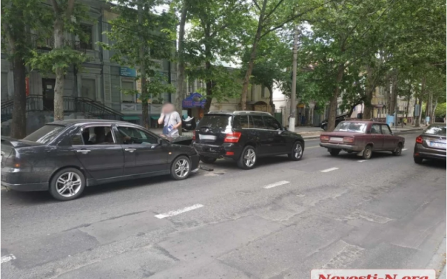 Дистанция важна - в Николаеве произошло тройное ДТП Фото № 1 Дистанция важна - в Николаеве произошло тройное ДТП Фото № 1