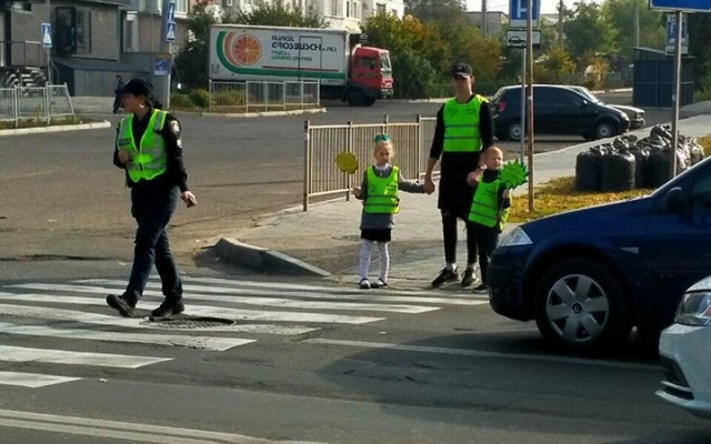 Патрульные и школьники провели акцию «Ответственный водитель» Фото № 0 Патрульные и школьники провели акцию «Ответственный водитель» Фото № 0
