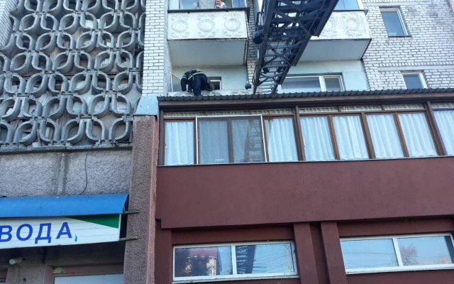 В Николаеве 6-летняя девочка вышла через окно балкона на крышу магазина, на помощь пришли спасатели Фото № 1 В Николаеве 6-летняя девочка вышла через окно балкона на крышу магазина, на помощь пришли спасатели Фото № 1