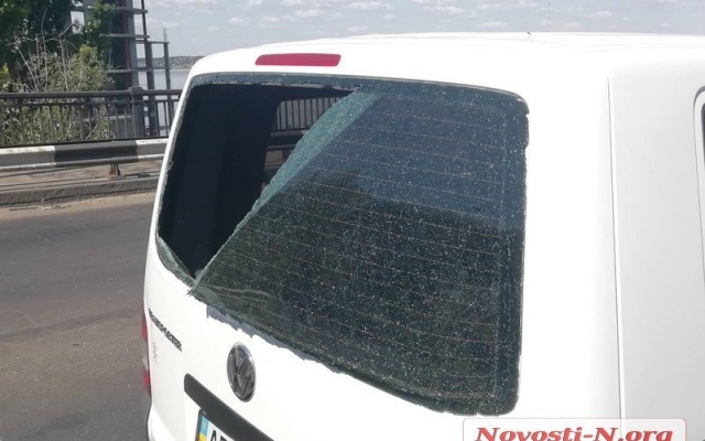 На Варваровском мосту произошла авария с участием микроавтобуса и грузовика Фото № 3 На Варваровском мосту произошла авария с участием микроавтобуса и грузовика Фото № 3