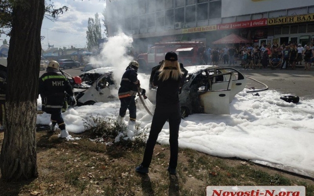 Возле центрального автовокзала загорелись две иномарки Фото № 2 Возле центрального автовокзала загорелись две иномарки Фото № 2