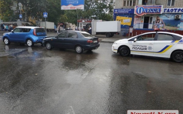 На Центральном проспекте из-за несоблюдения дистанции столкнулись два автомобиля Фото № 5 На Центральном проспекте из-за несоблюдения дистанции столкнулись два автомобиля Фото № 5