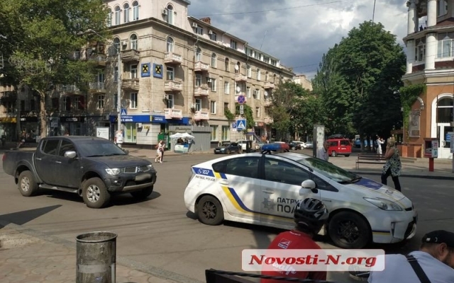 На Соборной велосипедист обматерил водителя и тот наехал на парня Фото № 1 На Соборной велосипедист обматерил водителя и тот наехал на парня Фото № 1