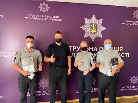 Николаевских патрульных, которые по необходимости «перевоплотились» в акушеров - наградили Фото № 0 Николаевских патрульных, которые по необходимости «перевоплотились» в акушеров - наградили Фото № 0