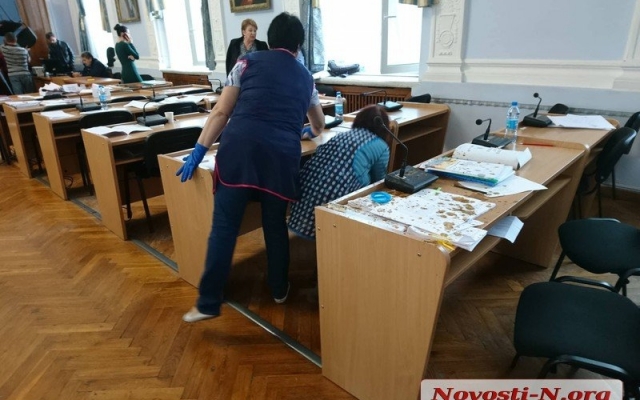Зловонный инцидент в Николаевском горсовете, мэр «не способен организовать порядок в зале и нормальную работу» Фото № 2 Зловонный инцидент в Николаевском горсовете, мэр «не способен организовать порядок в зале и нормальную работу» Фото № 2