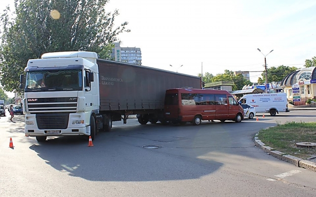 В центре Николаева фура разворачивалась на Центральном проспекте и зацепила «маршрутку» Фото № 0 В центре Николаева фура разворачивалась на Центральном проспекте и зацепила «маршрутку» Фото № 0