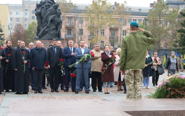 В Николаеве прошли торжества ко Дню освобождения Украины от нацистских захватчиков Фото № 8 В Николаеве прошли торжества ко Дню освобождения Украины от нацистских захватчиков Фото № 8