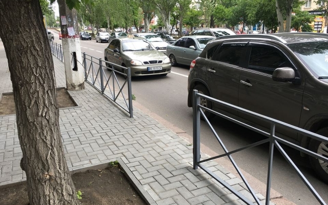 В центре города cпилили часть нового ограждения у дороги Фото № 4 В центре города cпилили часть нового ограждения у дороги Фото № 4