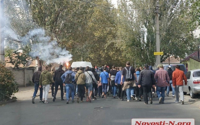 В центре Николаева фанаты одесской команды «Черноморец» устроили факельное шествие Фото № 2 В центре Николаева фанаты одесской команды «Черноморец» устроили факельное шествие Фото № 2