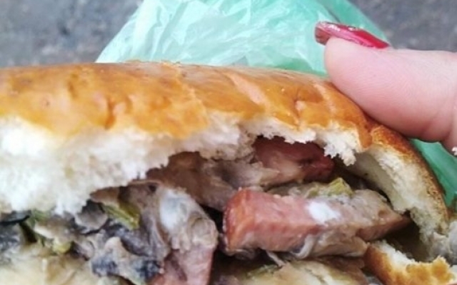 В Николаеве женщина в пекарне со «свежей» выпечкой купила булку «с сюрпризом» Фото № 0 В Николаеве женщина в пекарне со «свежей» выпечкой купила булку «с сюрпризом» Фото № 0