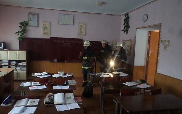В Снигирёвской общеобразовательной школы спасатели провели учения и тушили «пожар» Фото № 2 В Снигирёвской общеобразовательной школы спасатели провели учения и тушили «пожар» Фото № 2