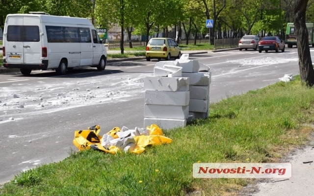 На Центральном проспекте грузовой автомобиль растерял газобетонные блоки Фото № 10 На Центральном проспекте грузовой автомобиль растерял газобетонные блоки Фото № 10