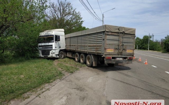 В Николаеве на перегоне грузовик с прицепом врезался в столб, чудом удалось избежать жертв Фото № 3 В Николаеве на перегоне грузовик с прицепом врезался в столб, чудом удалось избежать жертв Фото № 3
