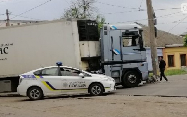 На Малой Морской грузовой автомобиль врезался в столб Фото № 0 На Малой Морской грузовой автомобиль врезался в столб Фото № 0