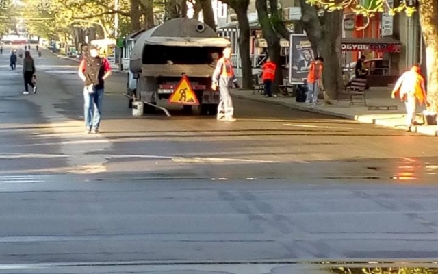 На Соборной коммунальщики наводят санитарный порядок Фото № 1 На Соборной коммунальщики наводят санитарный порядок Фото № 1