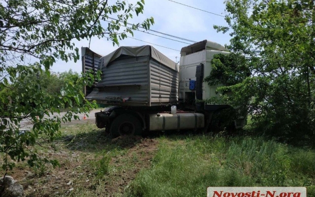 В Николаеве на перегоне грузовик с прицепом врезался в столб, чудом удалось избежать жертв Фото № 2 В Николаеве на перегоне грузовик с прицепом врезался в столб, чудом удалось избежать жертв Фото № 2